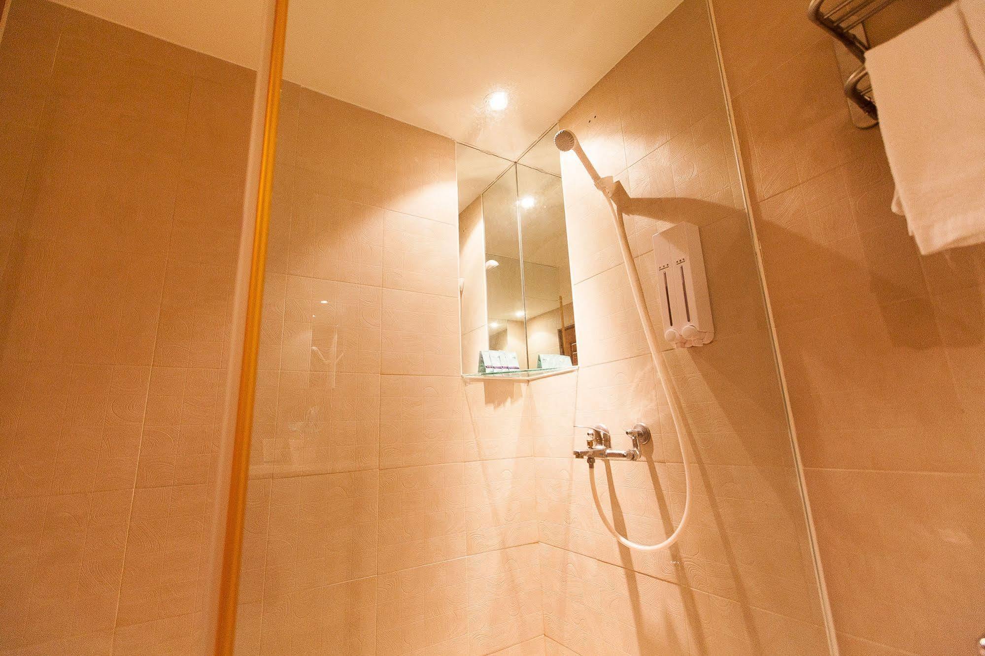 Roaders Hotel Hualien Dongda Екстериор снимка